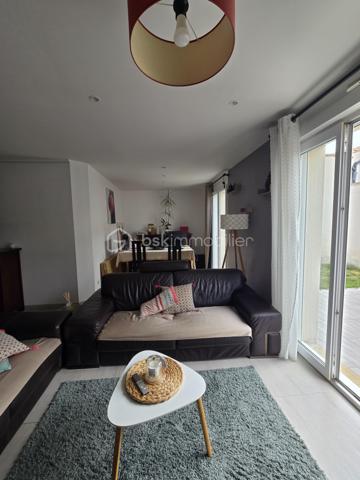 À Saint-Gelais, découvrez cette maison construite en 2014, offrant environ 80 m² habitables sur une parcelle de 358 m².

Fonctionnelle et agréable à vivre, elle propose un espace de vie convivial ainsi que 3 chambres, idéal pour une famille, un couple ou un premier achat.

Côté confort, la maison est équipée d’un poêle à granulés, apportant une chaleur agréable et économique au quotidien.

À l’extérieur, vous profiterez d’une parcelle de 358 m², facile à entretenir et adaptée à une vie de famille.

Une maison récente, pratique et située dans une commune recherchée aux portes de Niort.

DPE en cours de réalisation.

📍 Saint-Gelais
🏡 Environ 80 m² habitables
🛏️ 3 chambres
🌿 Parcelle de 358 m²
🔥 Poêle à granulés
📅 Construction 2014
💶 197 000 € FAI

Pour plus d’informations ou organiser une visite, contactez-moi.