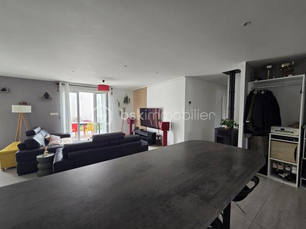 À Saint-Gelais, découvrez cette maison construite en 2014, offrant environ 80 m² habitables sur une parcelle de 358 m².

Fonctionnelle et agréable à vivre, elle propose un espace de vie convivial ainsi que 3 chambres, idéal pour une famille, un couple ou un premier achat.

Côté confort, la maison est équipée d’un poêle à granulés, apportant une chaleur agréable et économique au quotidien.

À l’extérieur, vous profiterez d’une parcelle de 358 m², facile à entretenir et adaptée à une vie de famille.

Une maison récente, pratique et située dans une commune recherchée aux portes de Niort.

DPE en cours de réalisation.

📍 Saint-Gelais
🏡 Environ 80 m² habitables
🛏️ 3 chambres
🌿 Parcelle de 358 m²
🔥 Poêle à granulés
📅 Construction 2014
💶 197 000 € FAI

Pour plus d’informations ou organiser une visite, contactez-moi.