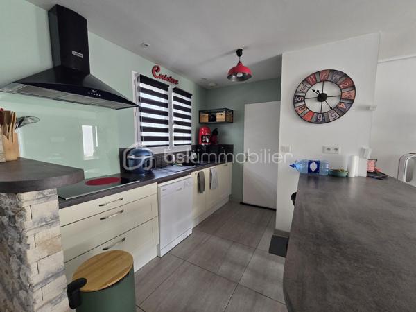 À Saint-Gelais, découvrez cette maison construite en 2014, offrant environ 80 m² habitables sur une parcelle de 358 m².

Fonctionnelle et agréable à vivre, elle propose un espace de vie convivial ainsi que 3 chambres, idéal pour une famille, un couple ou un premier achat.

Côté confort, la maison est équipée d’un poêle à granulés, apportant une chaleur agréable et économique au quotidien.

À l’extérieur, vous profiterez d’une parcelle de 358 m², facile à entretenir et adaptée à une vie de famille.

Une maison récente, pratique et située dans une commune recherchée aux portes de Niort.

DPE en cours de réalisation.

📍 Saint-Gelais
🏡 Environ 80 m² habitables
🛏️ 3 chambres
🌿 Parcelle de 358 m²
🔥 Poêle à granulés
📅 Construction 2014
💶 197 000 € FAI

Pour plus d’informations ou organiser une visite, contactez-moi.