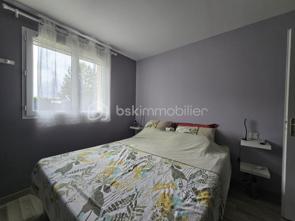 À Saint-Gelais, découvrez cette maison construite en 2014, offrant environ 80 m² habitables sur une parcelle de 358 m².

Fonctionnelle et agréable à vivre, elle propose un espace de vie convivial ainsi que 3 chambres, idéal pour une famille, un couple ou un premier achat.

Côté confort, la maison est équipée d’un poêle à granulés, apportant une chaleur agréable et économique au quotidien.

À l’extérieur, vous profiterez d’une parcelle de 358 m², facile à entretenir et adaptée à une vie de famille.

Une maison récente, pratique et située dans une commune recherchée aux portes de Niort.

DPE en cours de réalisation.

📍 Saint-Gelais
🏡 Environ 80 m² habitables
🛏️ 3 chambres
🌿 Parcelle de 358 m²
🔥 Poêle à granulés
📅 Construction 2014
💶 197 000 € FAI

Pour plus d’informations ou organiser une visite, contactez-moi.