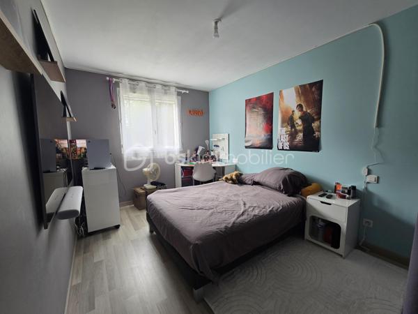 À Saint-Gelais, découvrez cette maison construite en 2014, offrant environ 80 m² habitables sur une parcelle de 358 m².

Fonctionnelle et agréable à vivre, elle propose un espace de vie convivial ainsi que 3 chambres, idéal pour une famille, un couple ou un premier achat.

Côté confort, la maison est équipée d’un poêle à granulés, apportant une chaleur agréable et économique au quotidien.

À l’extérieur, vous profiterez d’une parcelle de 358 m², facile à entretenir et adaptée à une vie de famille.

Une maison récente, pratique et située dans une commune recherchée aux portes de Niort.

DPE en cours de réalisation.

📍 Saint-Gelais
🏡 Environ 80 m² habitables
🛏️ 3 chambres
🌿 Parcelle de 358 m²
🔥 Poêle à granulés
📅 Construction 2014
💶 197 000 € FAI

Pour plus d’informations ou organiser une visite, contactez-moi.