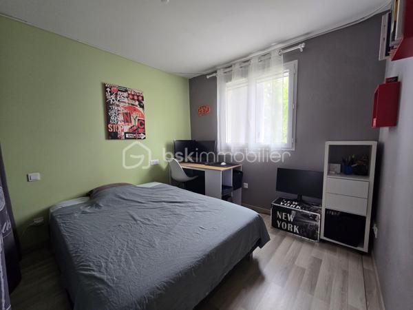 À Saint-Gelais, découvrez cette maison construite en 2014, offrant environ 80 m² habitables sur une parcelle de 358 m².

Fonctionnelle et agréable à vivre, elle propose un espace de vie convivial ainsi que 3 chambres, idéal pour une famille, un couple ou un premier achat.

Côté confort, la maison est équipée d’un poêle à granulés, apportant une chaleur agréable et économique au quotidien.

À l’extérieur, vous profiterez d’une parcelle de 358 m², facile à entretenir et adaptée à une vie de famille.

Une maison récente, pratique et située dans une commune recherchée aux portes de Niort.

DPE en cours de réalisation.

📍 Saint-Gelais
🏡 Environ 80 m² habitables
🛏️ 3 chambres
🌿 Parcelle de 358 m²
🔥 Poêle à granulés
📅 Construction 2014
💶 197 000 € FAI

Pour plus d’informations ou organiser une visite, contactez-moi.