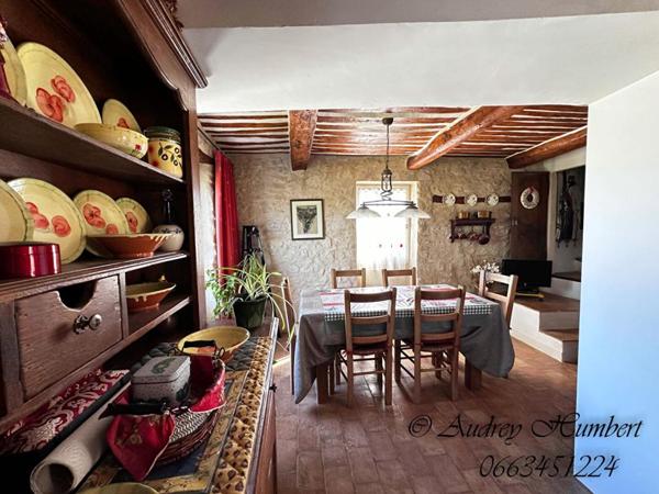 EXCLU, proche FORCALQUIER, Belle MAISON DE VILLAGE de 126 m²  avec terrasses, jardin et cour