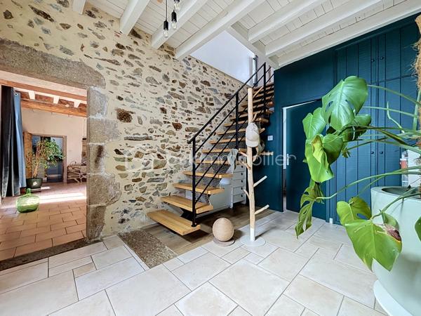 Située à moins de 15 minutes de Bressuire, cette magnifique longère entièrement rénovée vous séduira par ses volumes généreux, son authenticité et la qualité de ses prestations.

Dès l'entrée, un hall distribue les différents espaces de vie. Vous découvrirez un salon chaleureux équipé d'un poêle à bois, une salle à manger, également agrémentée d'un poêle à bois, offrant un accès direct à une cuisine aménagée et équipée avec son espace repas, ainsi qu'une buanderie attenante.

Le rez-de-chaussée comprend également une chambre de 24 m², une salle d'eau avec WC et une pièce attenante de 10 m², idéale pour créer un dressing ou un espace de télétravail.

À l'étage, un vaste palier d'environ 12 m² dessert quatre chambres, une salle de bains équipée d'une douche et d'une baignoire, ainsi qu'un WC indépendant.

À l'extérieur, la propriété offre de nombreuses dépendances en pierre, dont une partie déjà aménagée comprenant une chambre indépendante avec sa salle de bains et ses WC, ainsi que deux autres pièces pouvant accueillir famille, amis ou être destinées à une activité de location saisonnière.

Édifiée sur un parc paysagé de plus de 4 000 m², la propriété dispose également de :

un préau de 77 m² permettant le stationnement de plusieurs véhicules 
une grange avec ses anciennes écuries, représentant une surface totale de plus de 200 m² 
un puits 
un terrain boisé et un enclos ombragé, idéal pour accueillir des animaux.

Cette propriété de caractère conviendra parfaitement à une grande famille, à un projet de gîtes ou de chambres d'hôtes, ou encore à une activité professionnelle nécessitant de vastes dépendances.

Un bien alliant le charme de l'ancien, de beaux volumes et un environnement verdoyant.