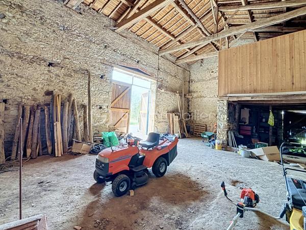 Située à moins de 15 minutes de Bressuire, cette magnifique longère entièrement rénovée vous séduira par ses volumes généreux, son authenticité et la qualité de ses prestations.

Dès l'entrée, un hall distribue les différents espaces de vie. Vous découvrirez un salon chaleureux équipé d'un poêle à bois, une salle à manger, également agrémentée d'un poêle à bois, offrant un accès direct à une cuisine aménagée et équipée avec son espace repas, ainsi qu'une buanderie attenante.

Le rez-de-chaussée comprend également une chambre de 24 m², une salle d'eau avec WC et une pièce attenante de 10 m², idéale pour créer un dressing ou un espace de télétravail.

À l'étage, un vaste palier d'environ 12 m² dessert quatre chambres, une salle de bains équipée d'une douche et d'une baignoire, ainsi qu'un WC indépendant.

À l'extérieur, la propriété offre de nombreuses dépendances en pierre, dont une partie déjà aménagée comprenant une chambre indépendante avec sa salle de bains et ses WC, ainsi que deux autres pièces pouvant accueillir famille, amis ou être destinées à une activité de location saisonnière.

Édifiée sur un parc paysagé de plus de 4 000 m², la propriété dispose également de :

un préau de 77 m² permettant le stationnement de plusieurs véhicules 
une grange avec ses anciennes écuries, représentant une surface totale de plus de 200 m² 
un puits 
un terrain boisé et un enclos ombragé, idéal pour accueillir des animaux.

Cette propriété de caractère conviendra parfaitement à une grande famille, à un projet de gîtes ou de chambres d'hôtes, ou encore à une activité professionnelle nécessitant de vastes dépendances.

Un bien alliant le charme de l'ancien, de beaux volumes et un environnement verdoyant.