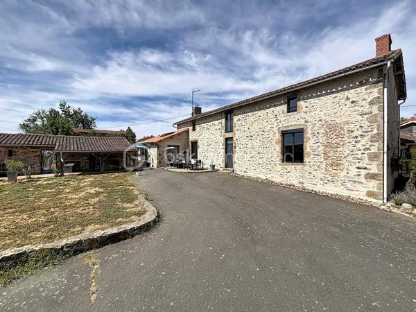 Située à moins de 15 minutes de Bressuire, cette magnifique longère entièrement rénovée vous séduira par ses volumes généreux, son authenticité et la qualité de ses prestations.

Dès l'entrée, un hall distribue les différents espaces de vie. Vous découvrirez un salon chaleureux équipé d'un poêle à bois, une salle à manger, également agrémentée d'un poêle à bois, offrant un accès direct à une cuisine aménagée et équipée avec son espace repas, ainsi qu'une buanderie attenante.

Le rez-de-chaussée comprend également une chambre de 24 m², une salle d'eau avec WC et une pièce attenante de 10 m², idéale pour créer un dressing ou un espace de télétravail.

À l'étage, un vaste palier d'environ 12 m² dessert quatre chambres, une salle de bains équipée d'une douche et d'une baignoire, ainsi qu'un WC indépendant.

À l'extérieur, la propriété offre de nombreuses dépendances en pierre, dont une partie déjà aménagée comprenant une chambre indépendante avec sa salle de bains et ses WC, ainsi que deux autres pièces pouvant accueillir famille, amis ou être destinées à une activité de location saisonnière.

Édifiée sur un parc paysagé de plus de 4 000 m², la propriété dispose également de :

un préau de 77 m² permettant le stationnement de plusieurs véhicules 
une grange avec ses anciennes écuries, représentant une surface totale de plus de 200 m² 
un puits 
un terrain boisé et un enclos ombragé, idéal pour accueillir des animaux.

Cette propriété de caractère conviendra parfaitement à une grande famille, à un projet de gîtes ou de chambres d'hôtes, ou encore à une activité professionnelle nécessitant de vastes dépendances.

Un bien alliant le charme de l'ancien, de beaux volumes et un environnement verdoyant.