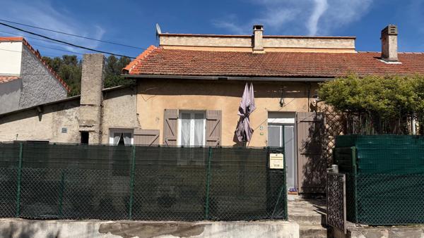 Maison de plain-pied de 40 m² avec terrasse et stationnements à Gardanne/Biver