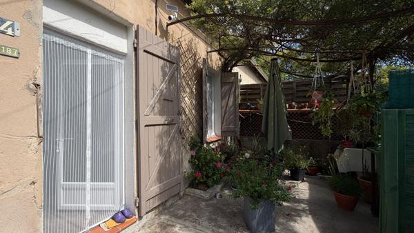 Maison de plain-pied de 40 m² avec terrasse et stationnements à Gardanne/Biver