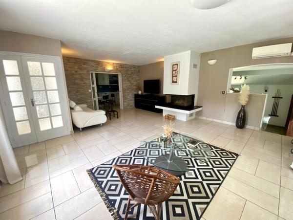 Maison d'architecte de 260M2 (DPE B) avec annexe dans un écrin de verdure avec piscine à 8 Kms de MONT DE MARSAN (40)