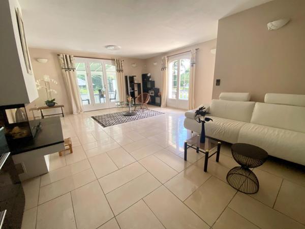 Maison d'architecte de 260M2 (DPE B) avec annexe dans un écrin de verdure avec piscine à 8 Kms de MONT DE MARSAN (40)