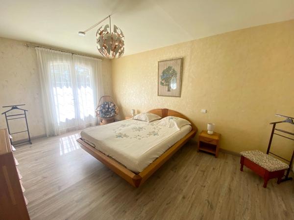 Maison d'architecte de 260M2 (DPE B) avec annexe dans un écrin de verdure avec piscine à 8 Kms de MONT DE MARSAN (40)