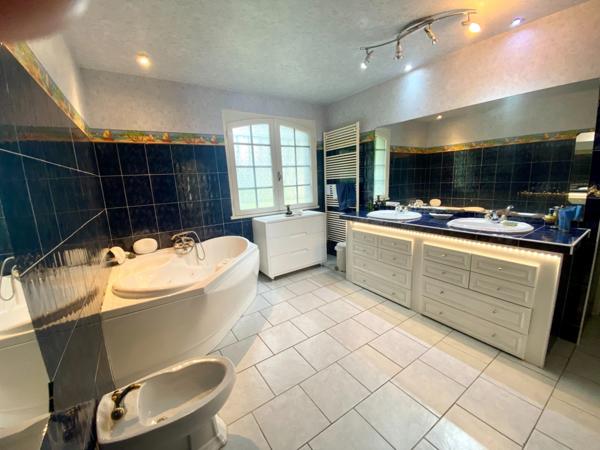 Maison d'architecte de 260M2 (DPE B) avec annexe dans un écrin de verdure avec piscine à 8 Kms de MONT DE MARSAN (40)