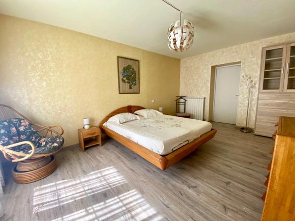 Maison d'architecte de 260M2 (DPE B) avec annexe dans un écrin de verdure avec piscine à 8 Kms de MONT DE MARSAN (40)