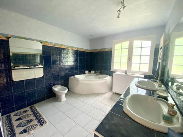 Maison d'architecte de 260M2 (DPE B) avec annexe dans un écrin de verdure avec piscine à 8 Kms de MONT DE MARSAN (40)