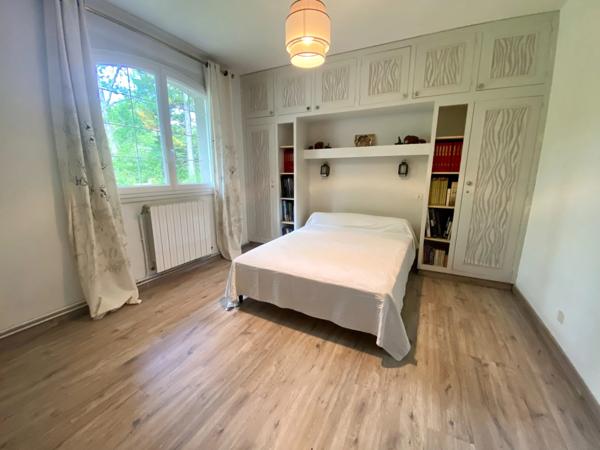 Maison d'architecte de 260M2 (DPE B) avec annexe dans un écrin de verdure avec piscine à 8 Kms de MONT DE MARSAN (40)