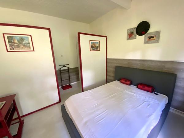 Maison d'architecte de 260M2 (DPE B) avec annexe dans un écrin de verdure avec piscine à 8 Kms de MONT DE MARSAN (40)