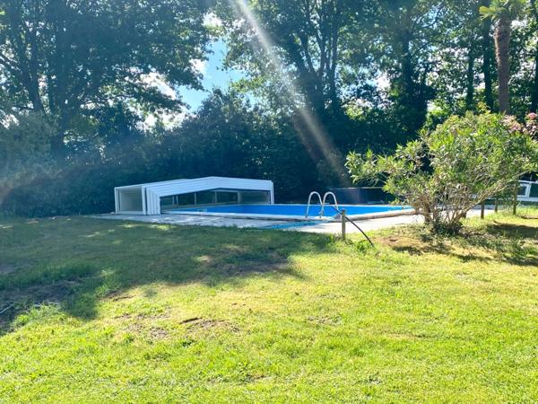 Maison d'architecte de 260M2 (DPE B) avec annexe dans un écrin de verdure avec piscine à 8 Kms de MONT DE MARSAN (40)