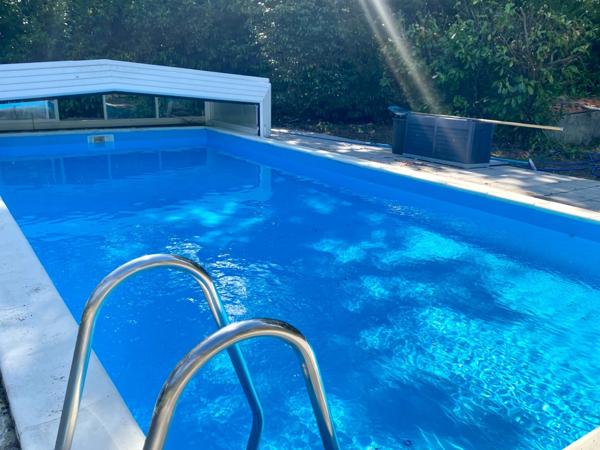 Maison d'architecte de 260M2 (DPE B) avec annexe dans un écrin de verdure avec piscine à 8 Kms de MONT DE MARSAN (40)