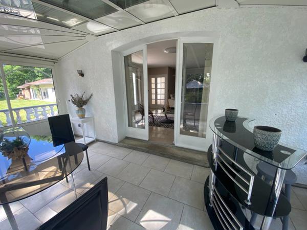 Maison d'architecte de 260M2 (DPE B) avec annexe dans un écrin de verdure avec piscine à 8 Kms de MONT DE MARSAN (40)