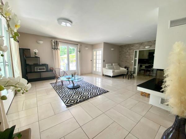 Maison d'architecte de 260M2 (DPE B) avec annexe dans un écrin de verdure avec piscine à 8 Kms de MONT DE MARSAN (40)