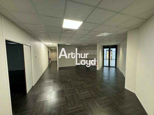 Locaux mixtes à louer à Valbonne avec parking privatif et accès rapide autoroute A8