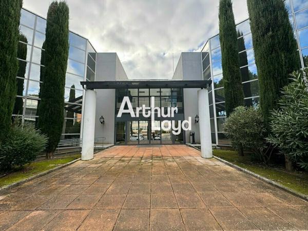 Locaux mixtes à louer à Valbonne avec parking privatif et accès rapide autoroute A8