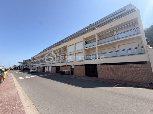 Situé dans une résidence de 2008 avec ascenseur, cet appartement de 31 m² est composée d'une entrée, une cuisine ouverte sur un séjour, un espace chambre et une salle d'eau avec WC. 

Terrasse de 15m² carrelé vient compléter ce bien idéal pour les moments détente en plein air

Double vitrage PVC/ Tout à l'égout/ Chauffage électrique

Beau potentiel ! 

Proche de la mer et des restaurants
idéal résidence secondaire ou projet d'investissement