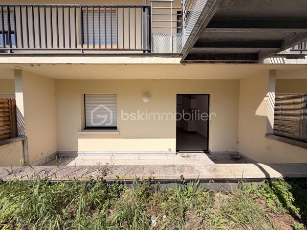 Situé dans une résidence de 2008 avec ascenseur, cet appartement de 31 m² est composée d'une entrée, une cuisine ouverte sur un séjour, un espace chambre et une salle d'eau avec WC. 

Terrasse de 15m² carrelé vient compléter ce bien idéal pour les moments détente en plein air

Double vitrage PVC/ Tout à l'égout/ Chauffage électrique

Beau potentiel ! 

Proche de la mer et des restaurants
idéal résidence secondaire ou projet d'investissement