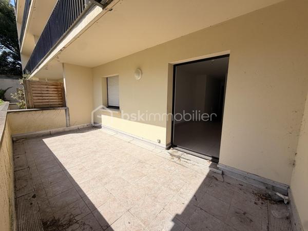 Situé dans une résidence de 2008 avec ascenseur, cet appartement de 31 m² est composée d'une entrée, une cuisine ouverte sur un séjour, un espace chambre et une salle d'eau avec WC. 

Terrasse de 15m² carrelé vient compléter ce bien idéal pour les moments détente en plein air

Double vitrage PVC/ Tout à l'égout/ Chauffage électrique

Beau potentiel ! 

Proche de la mer et des restaurants
idéal résidence secondaire ou projet d'investissement