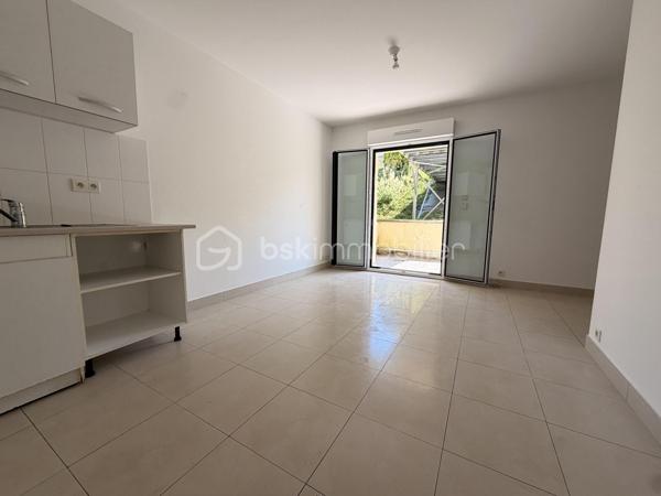 Situé dans une résidence de 2008 avec ascenseur, cet appartement de 31 m² est composée d'une entrée, une cuisine ouverte sur un séjour, un espace chambre et une salle d'eau avec WC. 

Terrasse de 15m² carrelé vient compléter ce bien idéal pour les moments détente en plein air

Double vitrage PVC/ Tout à l'égout/ Chauffage électrique

Beau potentiel ! 

Proche de la mer et des restaurants
idéal résidence secondaire ou projet d'investissement