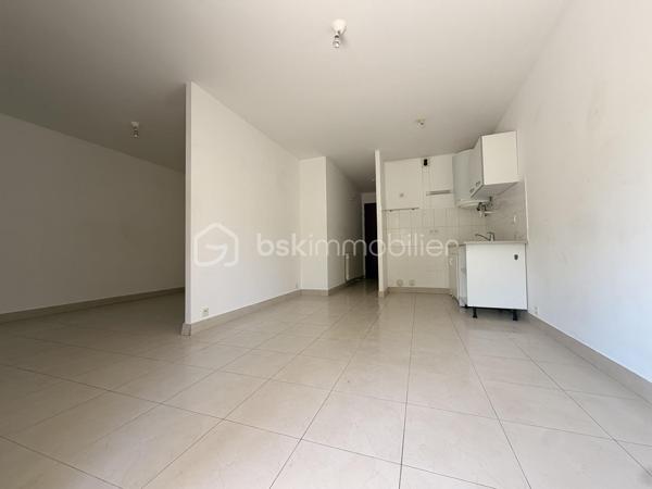 Situé dans une résidence de 2008 avec ascenseur, cet appartement de 31 m² est composée d'une entrée, une cuisine ouverte sur un séjour, un espace chambre et une salle d'eau avec WC. 

Terrasse de 15m² carrelé vient compléter ce bien idéal pour les moments détente en plein air

Double vitrage PVC/ Tout à l'égout/ Chauffage électrique

Beau potentiel ! 

Proche de la mer et des restaurants
idéal résidence secondaire ou projet d'investissement