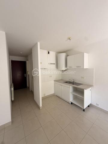 Situé dans une résidence de 2008 avec ascenseur, cet appartement de 31 m² est composée d'une entrée, une cuisine ouverte sur un séjour, un espace chambre et une salle d'eau avec WC. 

Terrasse de 15m² carrelé vient compléter ce bien idéal pour les moments détente en plein air

Double vitrage PVC/ Tout à l'égout/ Chauffage électrique

Beau potentiel ! 

Proche de la mer et des restaurants
idéal résidence secondaire ou projet d'investissement