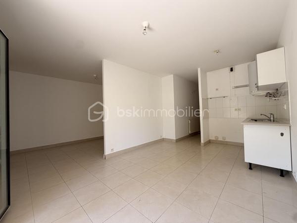 Situé dans une résidence de 2008 avec ascenseur, cet appartement de 31 m² est composée d'une entrée, une cuisine ouverte sur un séjour, un espace chambre et une salle d'eau avec WC. 

Terrasse de 15m² carrelé vient compléter ce bien idéal pour les moments détente en plein air

Double vitrage PVC/ Tout à l'égout/ Chauffage électrique

Beau potentiel ! 

Proche de la mer et des restaurants
idéal résidence secondaire ou projet d'investissement