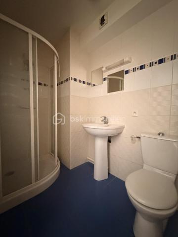 Situé dans une résidence de 2008 avec ascenseur, cet appartement de 31 m² est composée d'une entrée, une cuisine ouverte sur un séjour, un espace chambre et une salle d'eau avec WC. 

Terrasse de 15m² carrelé vient compléter ce bien idéal pour les moments détente en plein air

Double vitrage PVC/ Tout à l'égout/ Chauffage électrique

Beau potentiel ! 

Proche de la mer et des restaurants
idéal résidence secondaire ou projet d'investissement