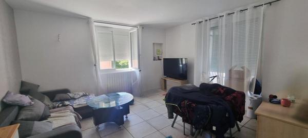 Maison avec trois appartements, garage et jardin