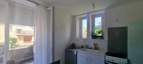 Maison avec trois appartements, garage et jardin