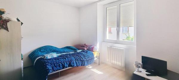 Maison avec trois appartements, garage et jardin