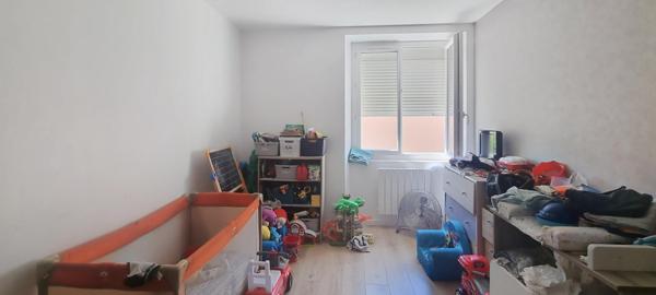 Maison avec trois appartements, garage et jardin