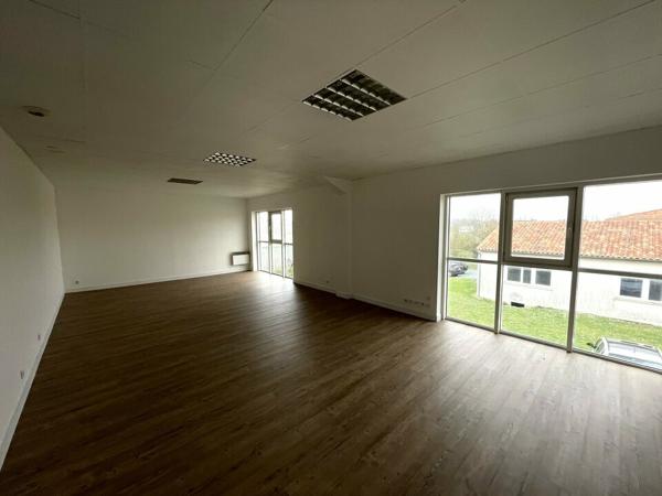 BUREAUX A LOUER DANS ZONE ACTIVITE PROCHE COMMERCES 50M²