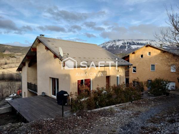 Appartement de 122m² avec mezzanine terrasse et parking dans une maison divisée en 2 logments