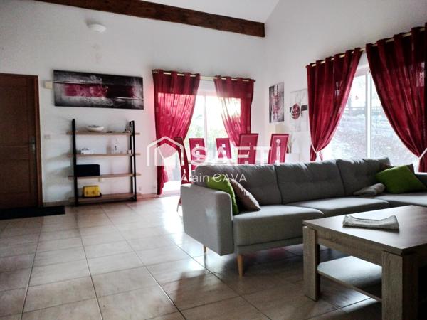 Appartement de 122m² avec mezzanine terrasse et parking dans une maison divisée en 2 logments