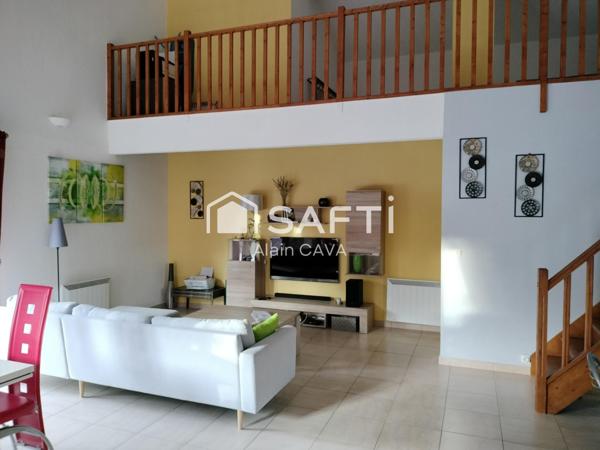 Appartement de 122m² avec mezzanine terrasse et parking dans une maison divisée en 2 logments