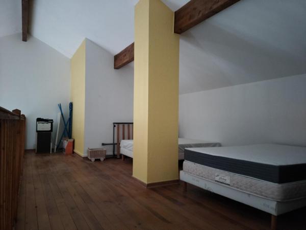 Appartement de 122m² avec mezzanine terrasse et parking dans une maison divisée en 2 logments