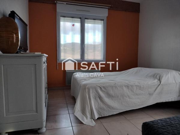 Appartement de 122m² avec mezzanine terrasse et parking dans une maison divisée en 2 logments