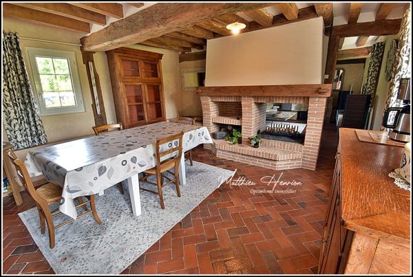 Maison de caractère chargée d'histoire, garage, DPE C !