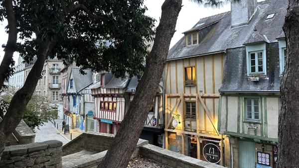 Vannes -St Patern -Cœur de Ville – Rare Appartement de Charme sur 2 niveaux traversant de plus de 80 m2