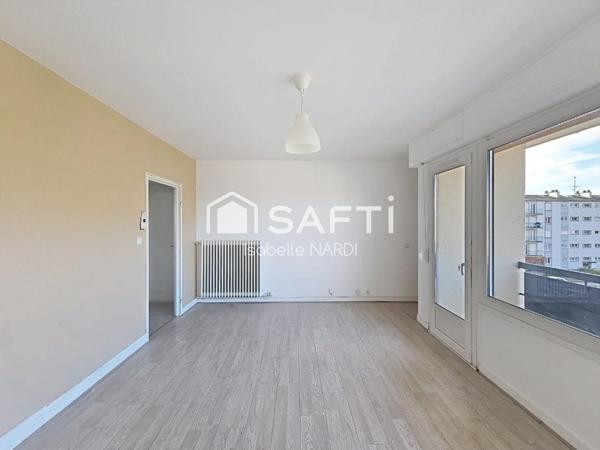 Un appartement lumineux et idéalement situé pour un quotidien facilité.