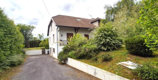 Belle Propriété ou Villa avec sa Piscine de 50 m² à réhabiliter entièrement où Maison Individuelle sur Sous-sol Complet de 223 m² à Rafraîchir avec sa Cour sécurisée de 125 m², Balcon, Véranda, Terrasse avec sa Piscine creusée et Terrain clos, arborés et