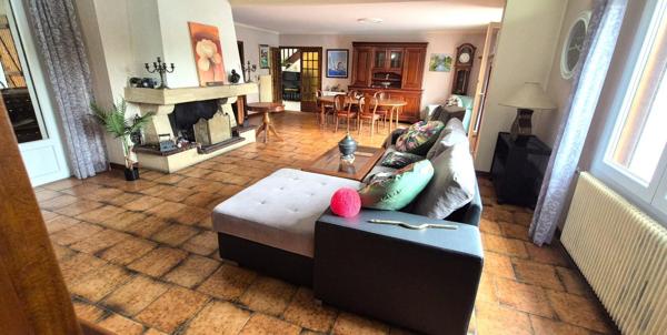 Belle Propriété ou Villa avec sa Piscine de 50 m² à réhabiliter entièrement où Maison Individuelle sur Sous-sol Complet de 223 m² à Rafraîchir avec sa Cour sécurisée de 125 m², Balcon, Véranda, Terrasse avec sa Piscine creusée et Terrain clos, arborés et