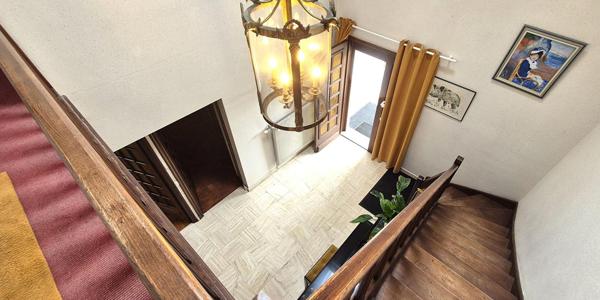 Belle Propriété ou Villa avec sa Piscine de 50 m² à réhabiliter entièrement où Maison Individuelle sur Sous-sol Complet de 223 m² à Rafraîchir avec sa Cour sécurisée de 125 m², Balcon, Véranda, Terrasse avec sa Piscine creusée et Terrain clos, arborés et